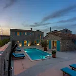 4 Flowers Vila