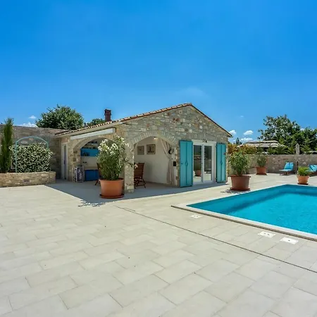 4 Flowers Villa *