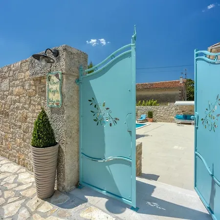 4 Flowers Villa Selina